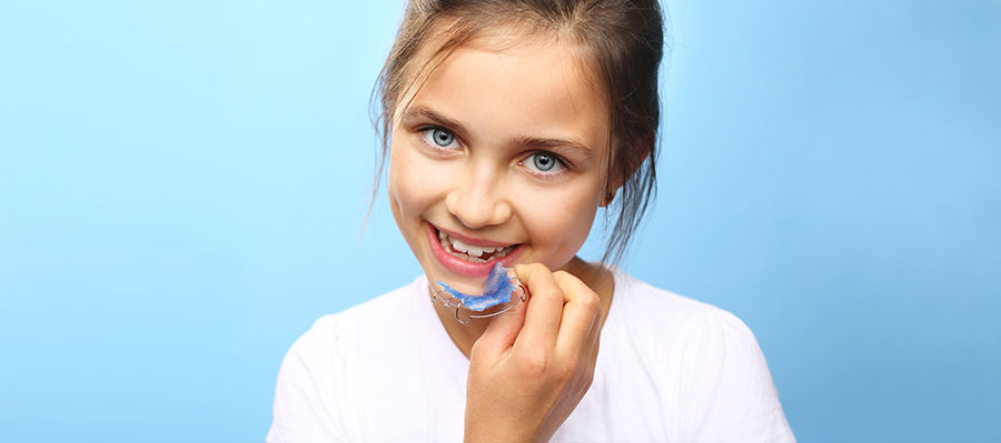 Bambino sorridente con apparecchio ortodontico